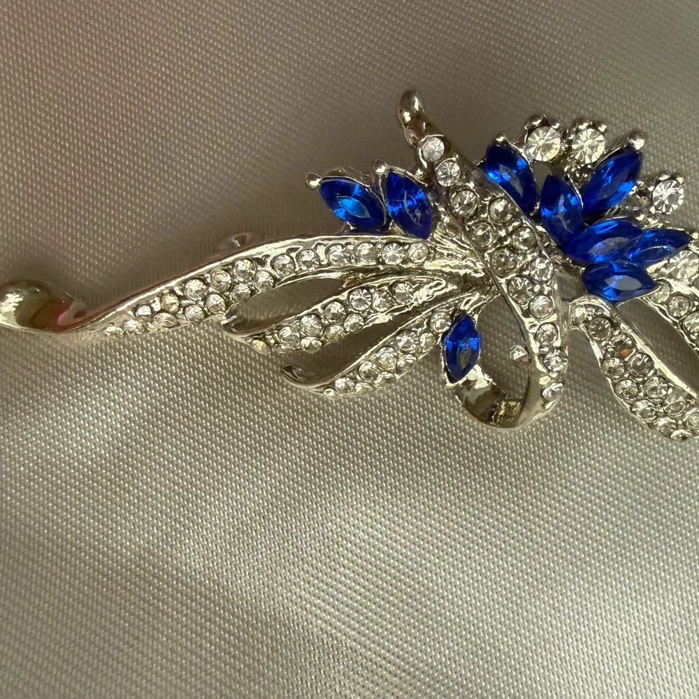 Sparkling Set of Three Crystal Brooches/Pins - Picture 4 of 7